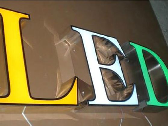 彭泽介绍LED招牌的基础知识。